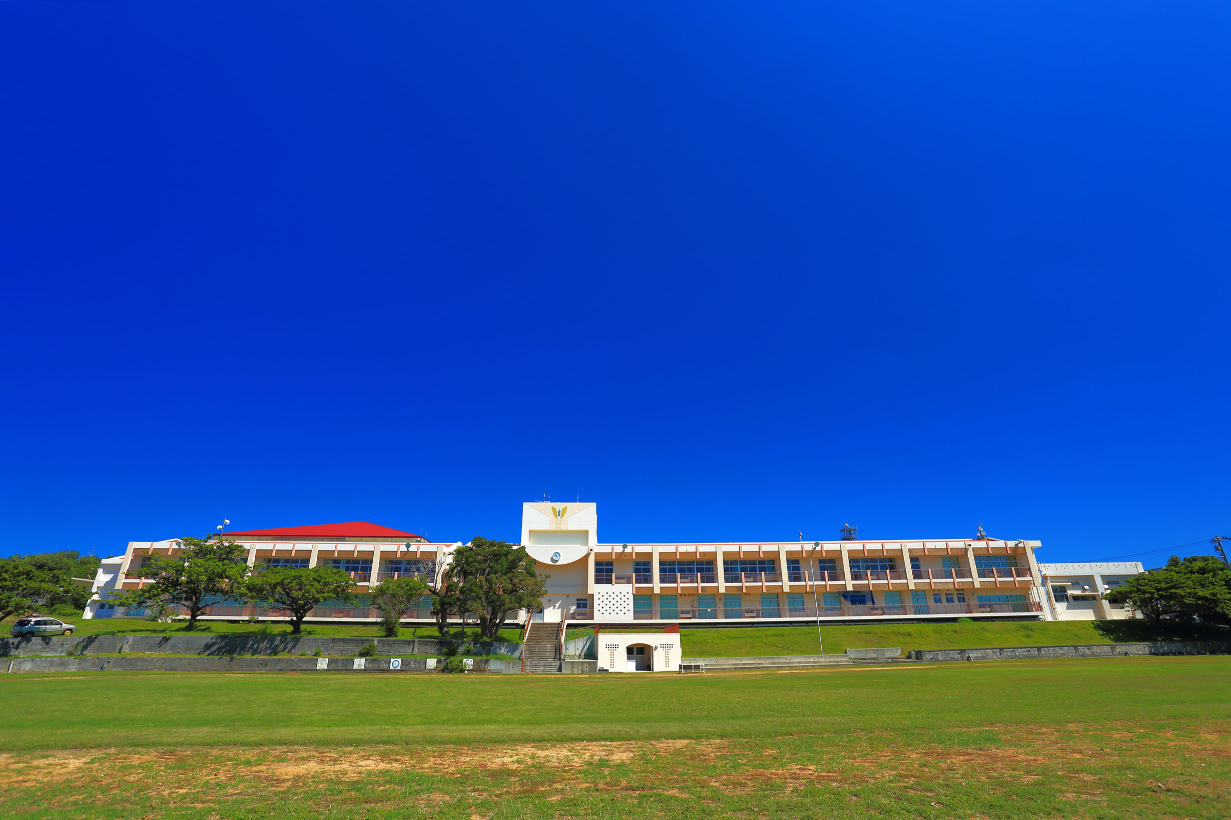 青空と校舎と校庭