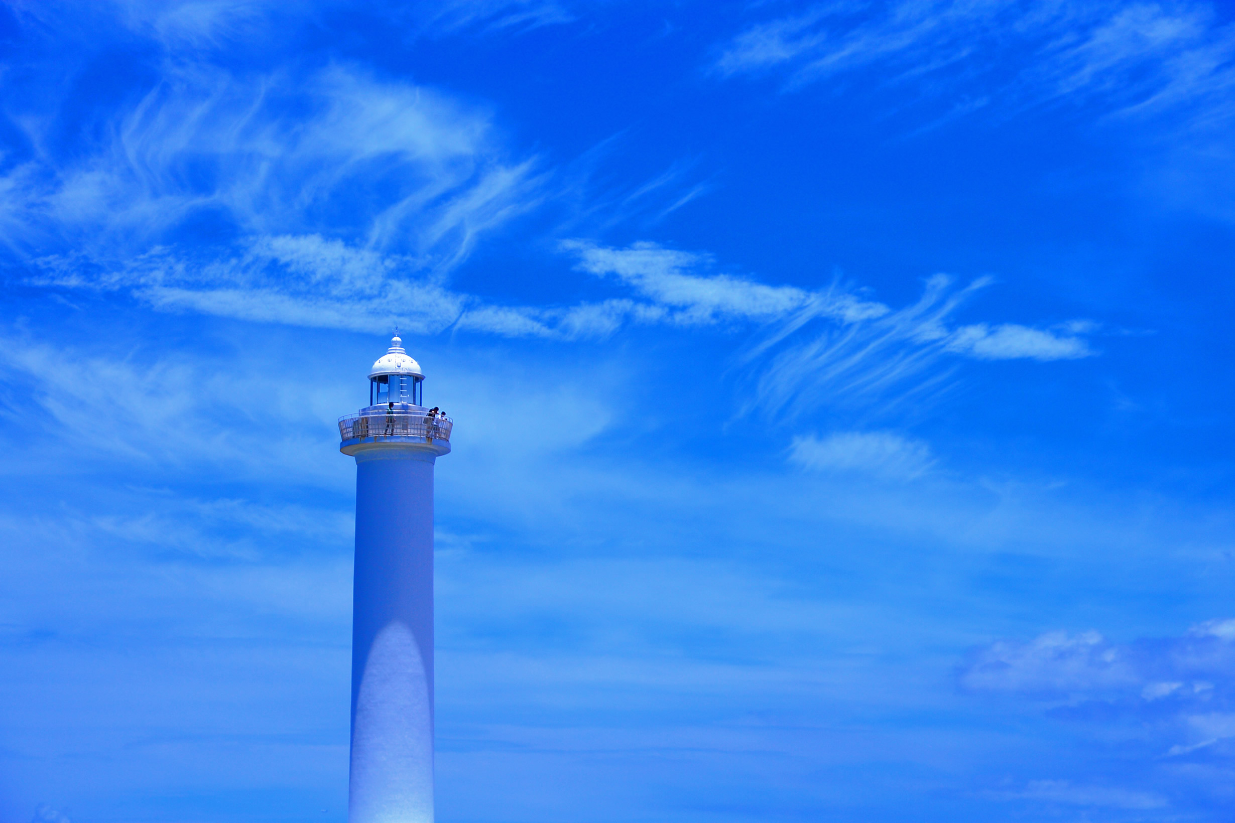 青空と灯台