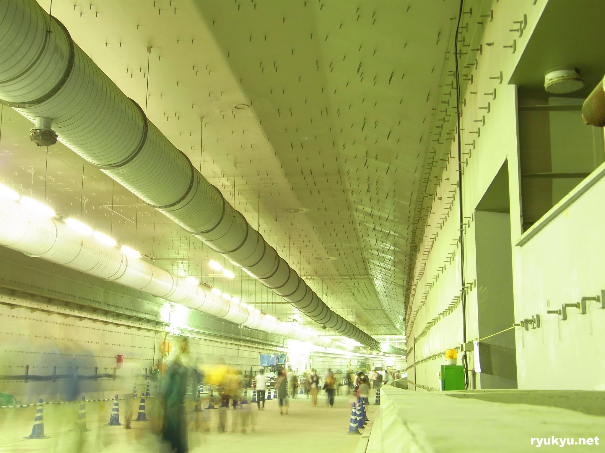 那覇海中トンネル